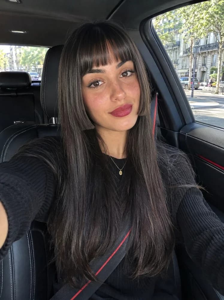 Essai virtuel : cheveux longs lisses avec frange droite