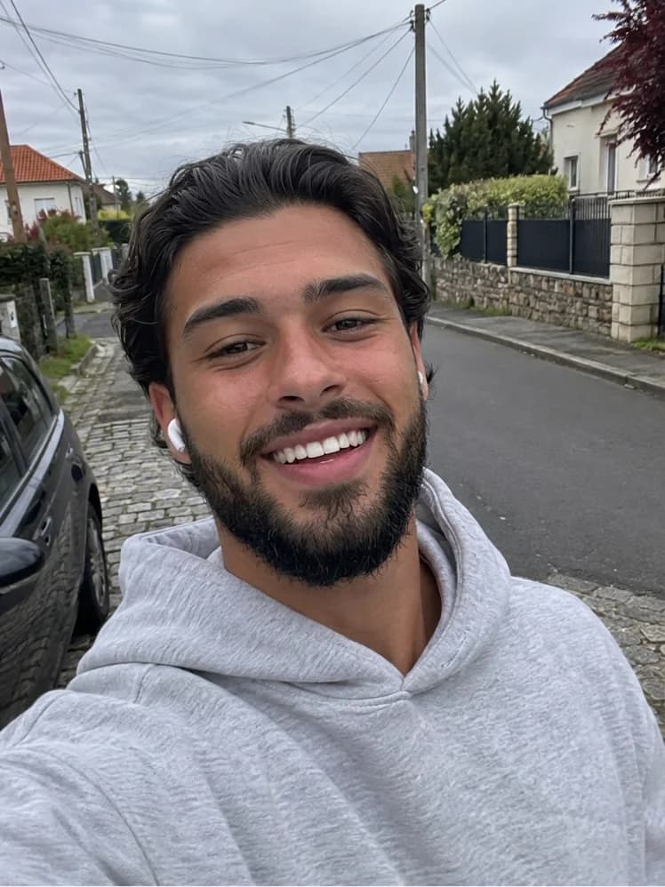 Essai virtuel : cheveux mi-longs ondulés et barbe fournie