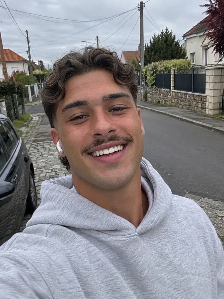 Essai virtuel : coupe courte texturée et moustache