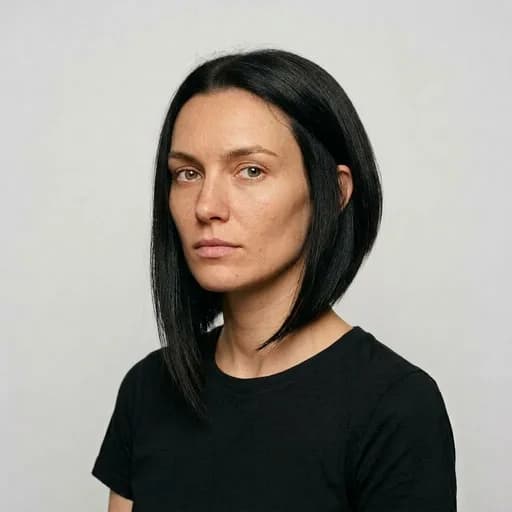 Femme avec la coupe Carré plongeant moderne : court derrière, longueurs allongées devant