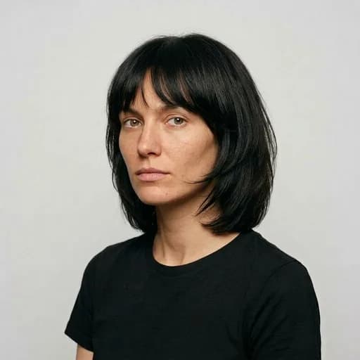 Femme avec la coupe Cub cut : carré dégradé fondu, frange lourde vers l'avant