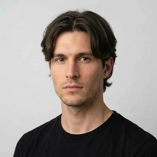 Homme avec la coupe Curtain hair 90s : rideau partagé au milieu, longueurs libres