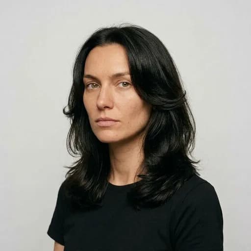 Femme avec la coupe Curve cut : dégradé encadrant le visage en courbe