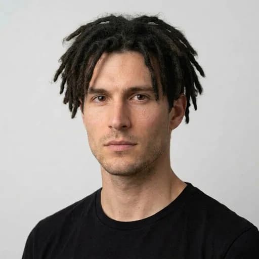 Homme avec la coupe Freeform dreads courtes : microlocks libres, longueur courte
