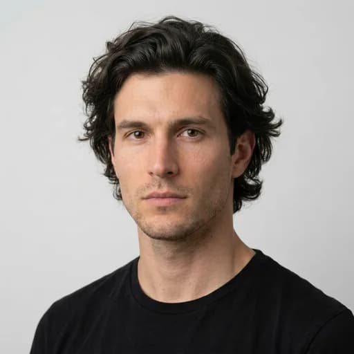 Homme avec la coupe Italian bach : mi-long ondulé, volume naturel