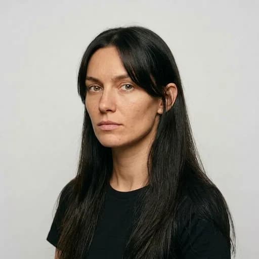 Femme avec la coupe Longs + frange rideau : cheveux longs avec frange partagée