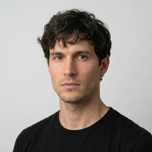 Homme avec la coupe Mod cut : ondulations souples, mèches libres sur le front
