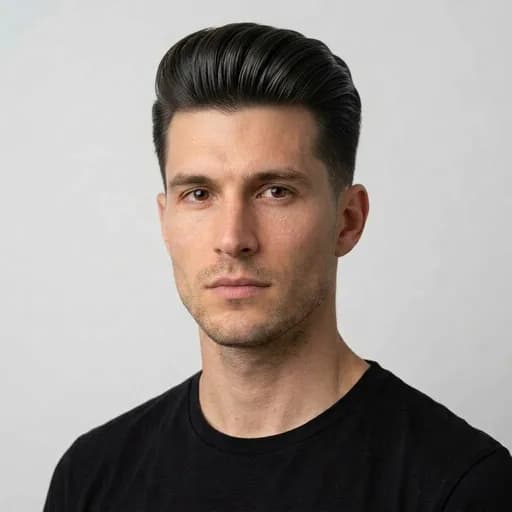 Homme avec la coupe Pompadour moderne : volume haut et arrondi, côtés courts