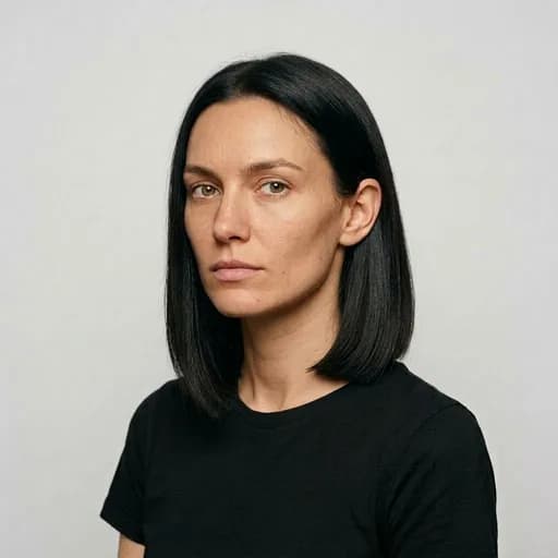 Femme avec la coupe Scandi bob : carré net à hauteur de mâchoire, ligne franche