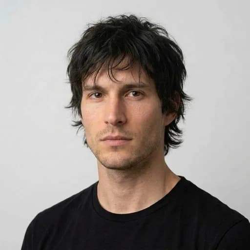 Homme avec la coupe Shag cut homme : dégradé effilé, frange légère, effet décoiffé
