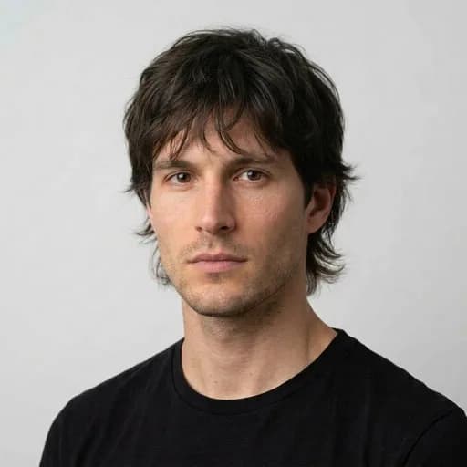 Homme avec la coupe Soft wolf cut : dégradé effilé, volume haut et longueurs légères