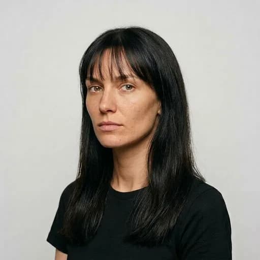 Femme avec la coupe Wispy bangs et longueurs : longueurs et frange fine transparente