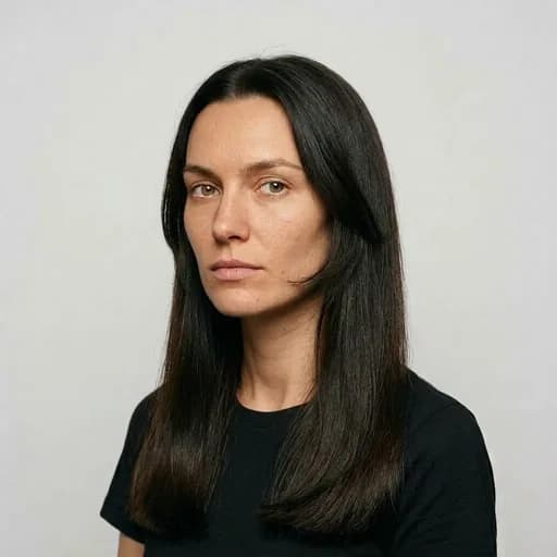 Femme avec la coupe Longueurs XXL face-framing : très longs, mèches encadrant le visage